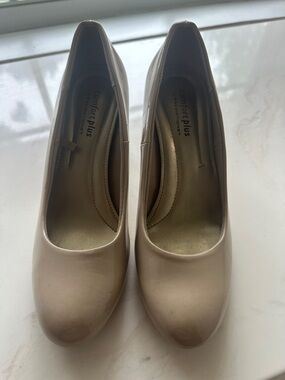 Comfort plus by Predictions Beige Round-Toe Pumps